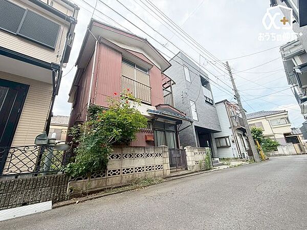古家が残っているため、敷地の使い方や建物配置を実際に確認可能。住まいづくりのイメージを描きやすい土地です。