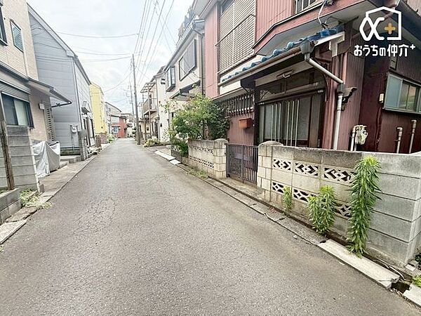 車通りの少ない落ち着いた環境。お車の出し入れも落ち着いてできる、ゆったりとした環境です。現地にて是非環境をお確かめください。