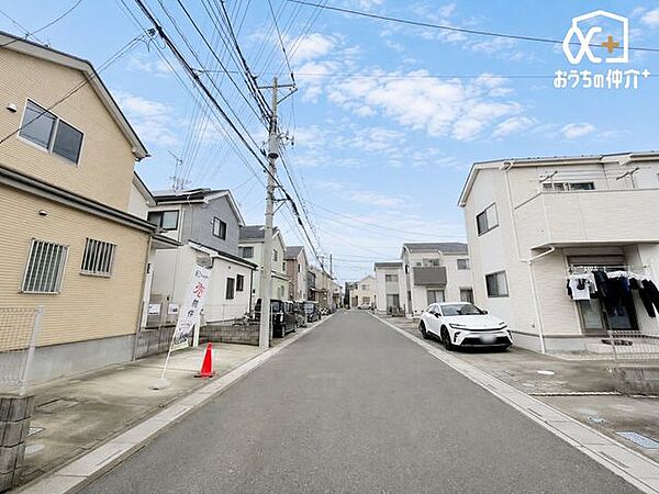 前面道路は東側6ｍ公道に面しており、道幅が広いので陽当たり通風良好です。