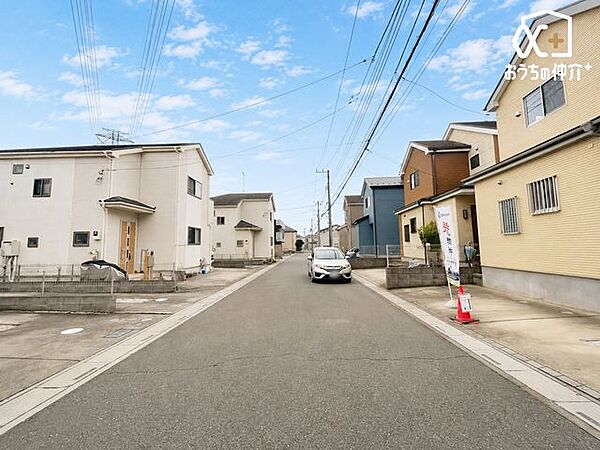 東側6ｍ公道の様子です。子育て世帯やゆったりと暮らしたい方にお勧めの住環境です。商業施設が揃う県道に近くお車での移動がしやすい住環境です。