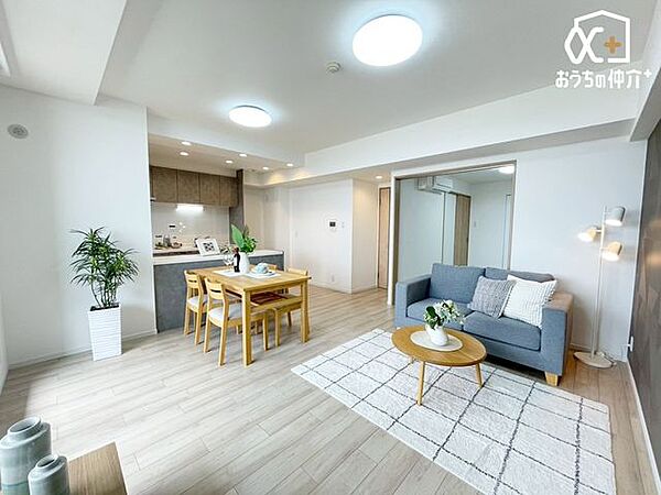 ～・～Living～・～南向きの大きな窓からたっぷり陽光が差し込む明るい約12.3帖リビング。家族団らんやリラックスタイムに最適な開放感あふれる空間です。