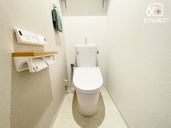 シンプルな内装のスッキリとしたトイレです。お手入れやお掃除が、簡単にできるシンプルなデザインのトイレです。