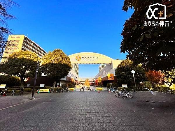 トナリエ　ふじみ野 徒歩12分。ファッションやレストラン、ディスカウントショップなどの複合施設 930m