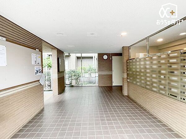 集合ポストの様子です。留守の場合でも安心して荷物のお受け取りが可能な宅配ボックスと、綺麗に手入れをされた集合ポスト
