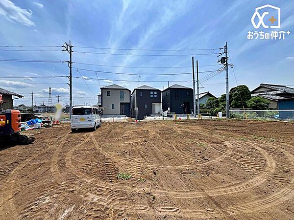 閑静な住宅街の中でも特に落ち着いた立地。車の往来が少なく、静かな暮らしを実現できます。住まいの前は抜け道になっていないため、車通りが少なく快適な住環境です。