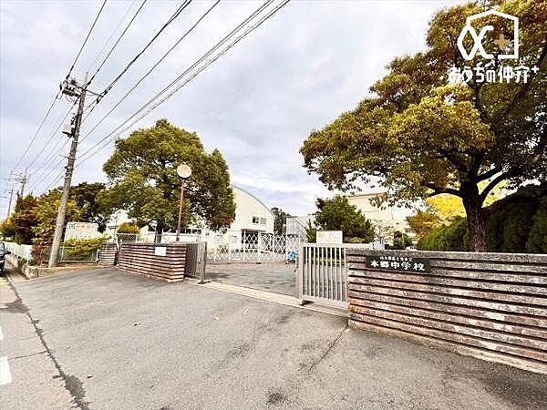 富士見市立本郷中学校 徒歩13分。教育方針は「文武両道」「自学自習」「生活習慣の確立」を目指しており、特に進学校でありながら部活動にも力を入れている点が特徴です。 1000m