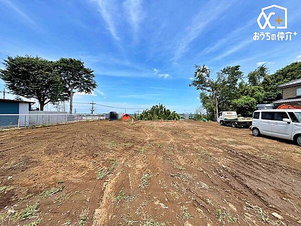 閑静な住宅街の中でも特に落ち着いた立地。車の往来が少なく、静かな暮らしを実現できます。住まいの前は抜け道になっていないため、車通りが少なく快適な住環境です。