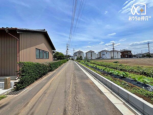 車通りの少ない落ち着いた環境。お車の出し入れも落ち着いてできる、ゆったりとした環境です。現地にて是非環境をお確かめください。