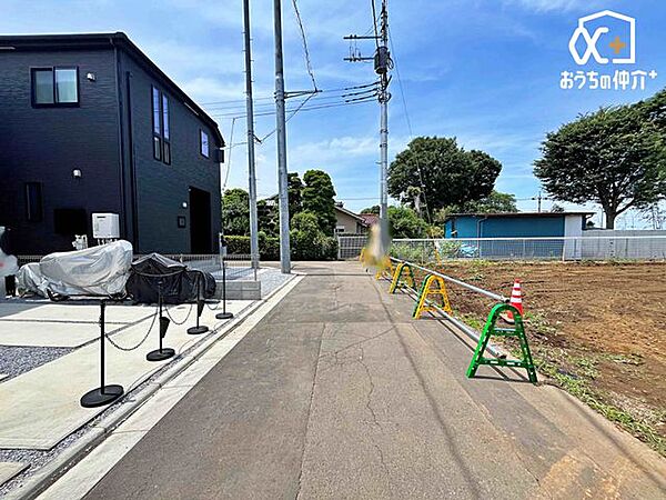 前面道路は見通しが良く、日々の出入りもしやすい環境。落ち着いた雰囲気で、安心して暮らせる立地です。