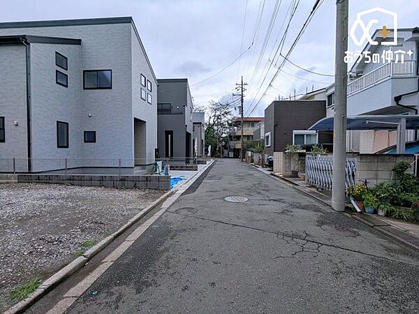 抜けるような青空を背景に、堂々と佇む邸宅は、太陽の恩恵を存分に受ける。伸びやかで開放的な眺望と、たっぷりと降り注ぐ陽光に、ここに住まう贅沢をきっと実感して頂けます