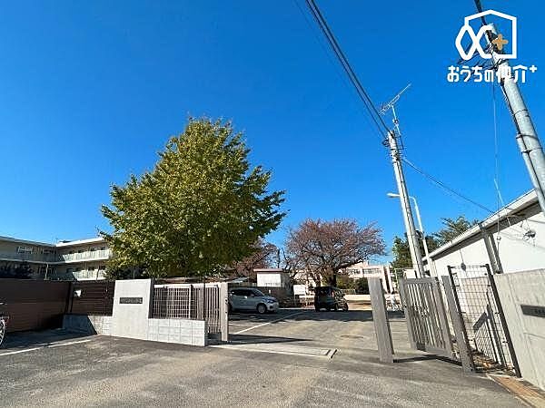 新座市立西堀小学校 徒歩11分。【校訓】礼儀（れいぎ）質朴（しつぼく）自治（じち）　【学校教育目標】やさしく　かしこく　たくましく 810m