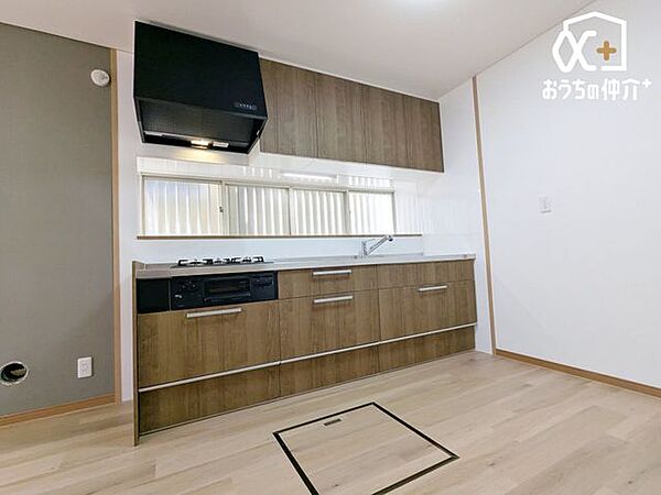 作業に集中できる壁付けキッチン。また、目の前に壁があることによって汚れの飛び散りなどを気にせずに作業ができるというメリットもあります。