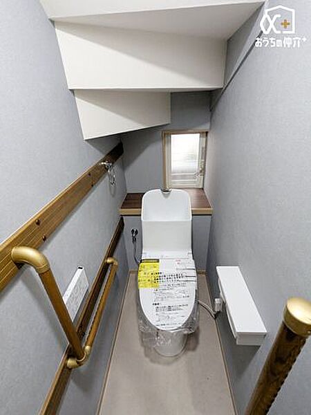 シンプルな内装のスッキリとした1階トイレです。