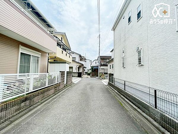 車通りの少ない落ち着いた環境。お車の出し入れも落ち着いてできる、ゆったりとした環境です。現地にて是非環境をお確かめください。