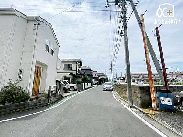 車通りの少ない落ち着いた環境。お車の出し入れも落ち着いてできる、ゆったりとした環境です。現地にて是非環境をお確かめください。