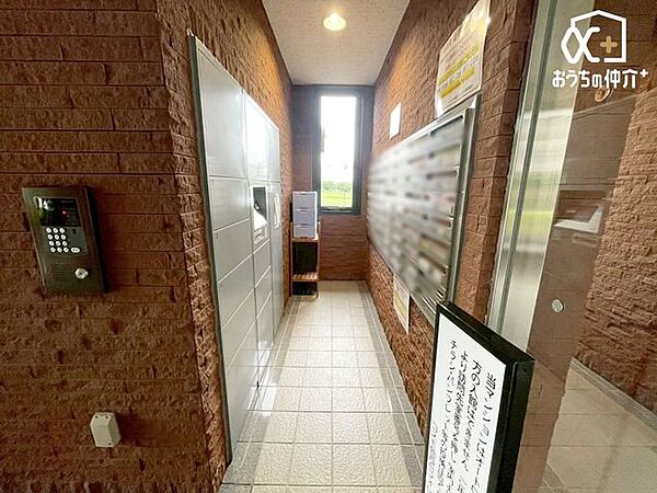 集合ポスト・宅配ボックスの様子です。留守の場合でも安心して荷物のお受け取りが可能な宅配ボックスと、綺麗に手入れをされた集合ポストです、