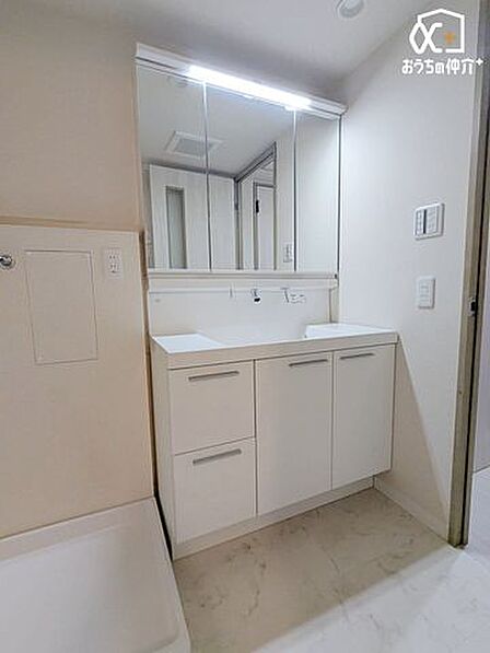 リフォームで洗面台が新しく新規交換されており、毎日気持ちよくお使いいただけます 。無駄のないスクエアな形状で、朝の忙しい身支度もスムーズに行えます。