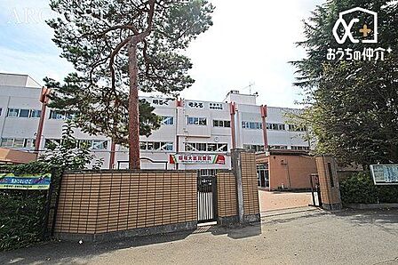 新座市立新座中学校 徒歩20分。市内の中学校で最も伝統あふれる新座中学校! 平林寺や野火止用水、緑の雑木林に囲まれた風情あふれる新座中学校!!! 1590m
