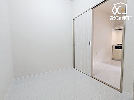 納戸(約2.0帖)便利なサービスルームです 。大容量の収納として使うのはもちろん、静かに集中できるリモートワーク用の書斎としても大活躍します 。