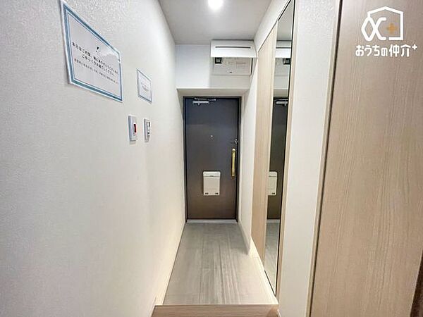 全身を映せる鏡付き収納で、玄関をすっきり美しく演出。収納力とデザイン性を兼ね備えた、使い勝手の良い玄関です。