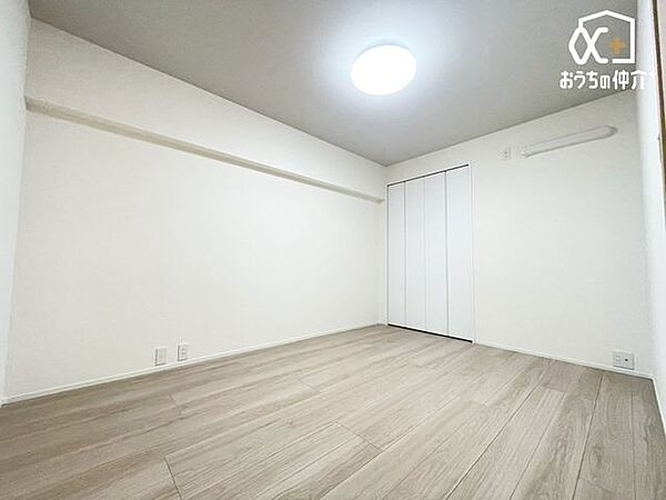 落ち着いた雰囲気の寝室は、一日の疲れをやさしく癒してくれる空間。ゆったりとした時間を過ごせます。