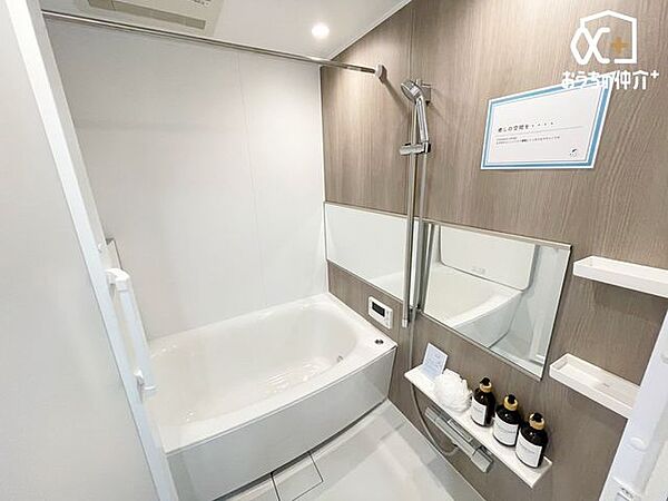 追い焚き機能もついて、いつでも温かいお風呂に入れます。入っているうちにお湯がぬるくなってしまった場合もすぐに温めなおすことができるのがポイントです。