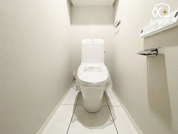 シンプルな内装のスッキリとしたトイレです。お手入れやお掃除が、簡単にできるシンプルなデザインのトイレです。