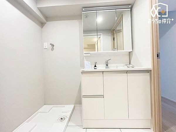 三面鏡タイプの洗面化粧台です。三面鏡タイプの洗面化粧台は使い勝手が良く、細かい物も収納できます。収納棚もありスッキリ片付く洗面所です。