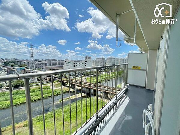 明るい光と心地よい風を感じられる洋室側の南東向きバルコニー。洗濯物もよく乾き、日常使いに便利なスペースです。