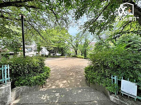 栗谷津東公園 徒歩11分。鯉が泳ぐ池がある長閑な公園 870m