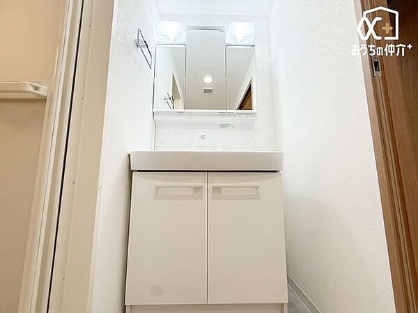 清潔感のある洗面所は、シンプルでありながら機能的なデザインが特徴。広めのスペースと収納も充実しており、毎日の身支度やお手入れがスムーズに行えます。