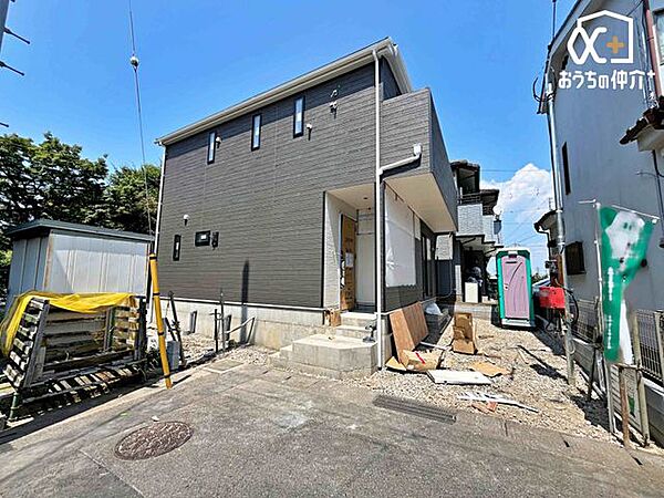 閑静な住宅街の中でも特に落ち着いた立地。車の往来が少なく、静かな暮らしを実現できます。住まいの前は抜け道になっていないため、車通りが少なく快適な住環境です。