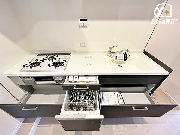 引き出し式のキッチンは調理器具も取り出しやすくしまいやすいつくりです。