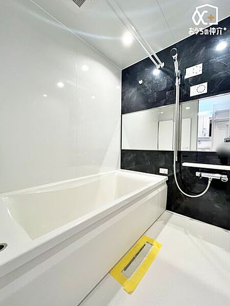 ～・～Bath～・～バスルームは浴室乾燥暖房機も付いてカビ対策もばっちり！洗濯物を干すこともできる乾燥機能付きで、雨の日のお洗濯物も安心です。追い焚き機能もついて、いつでも温かいお風呂に入れます。