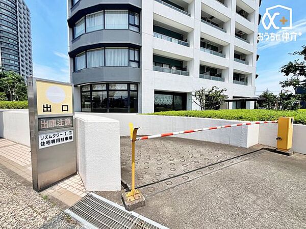 駐車場出口の様子です。商業施設棟による別管理となります。