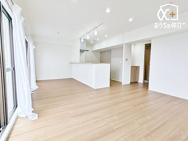 大きな窓から心地よい陽光と風が舞い込む明るいリビングです。家族みんなが自然と集まり、ゆったりとしたリラックスタイムを過ごせる広々空間となっております。