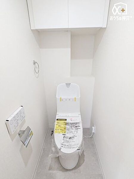 白を基調とした清潔感のあるトイレ空間です。温水洗浄便座や手洗い場などの快適機能も充実しており、毎日の生活で心地よく快適にご利用いただけます