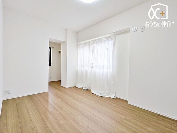 子供部屋や書斎、リモートワーク部屋など用途に合わせてフレキシブルに活用できるお部屋です。十分な明るさがあり集中しやすい空間に仕上がっています。