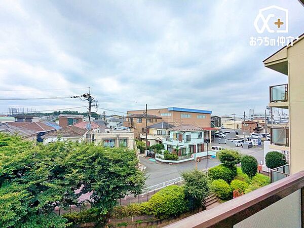 4階から眺める景色です。晴れた日には青空が広がる、気持ちの良いバルコニーです！