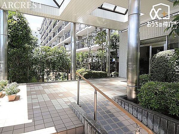 清潔感のある、落ち着いたエントランス。是非一度現地に足を運ばれてみませんか？当社スタッフがご案内いたしますのでお気軽にお問い合わせくださいませ。