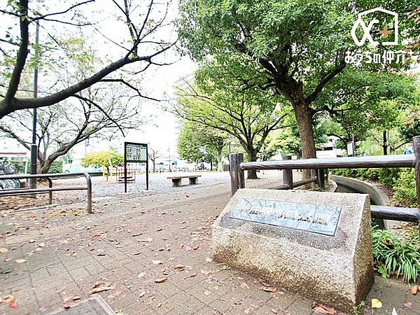 新座駅南口公園 徒歩7分。石組みの水辺がある公園。秋になると紅葉がとてもきれいなので、その中でピクニックをするのも風情があって良さそうですね！ 春にはお花見をしても素敵でしょう。きっと癒されること間…