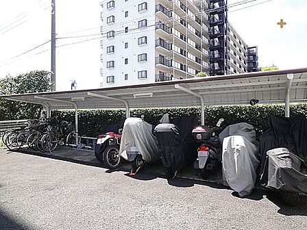 敷地内バイク置き場の様子です。是非、現地ご確認くださいませ。