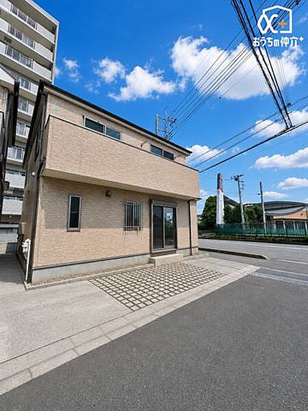 敷地内の駐車場は、荷物の運搬も楽になり、外出や買い物の利便性が向上します。お車をお持ちでなければ、来客用の駐車スペースとしてもお子様の遊び場としても活用可能です。