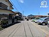 その他：抜けるような青空を背景に、堂々と佇む邸宅は、太陽の恩恵を存分に受ける。伸びやかで開放的な眺望と、たっぷりと降り注ぐ陽光に、ここに住まう贅沢をきっと実感して頂けます