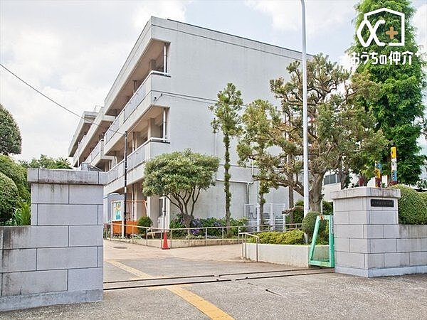 徒歩5分。所沢市立中央小学校 400m