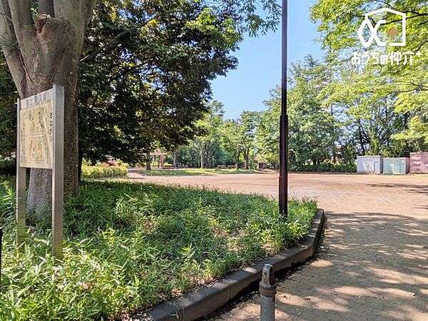 富士見公園 徒歩3分。ローラー滑り台をはじめ、お子様が楽しめる複合遊具があります！むしろ地や広い敷地で遊びまわれる公園です。 210m