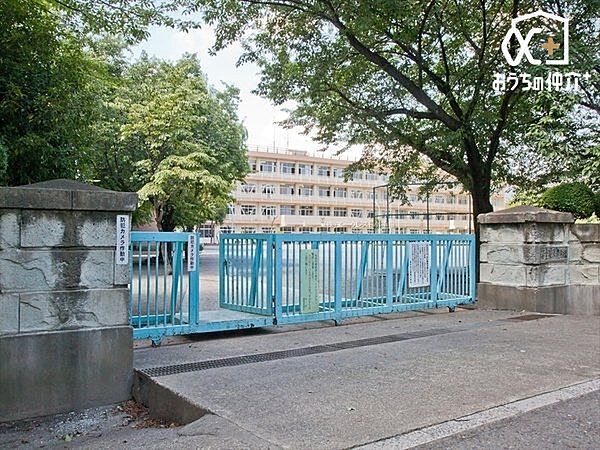 徒歩10分。所沢市立美原小学校 730m
