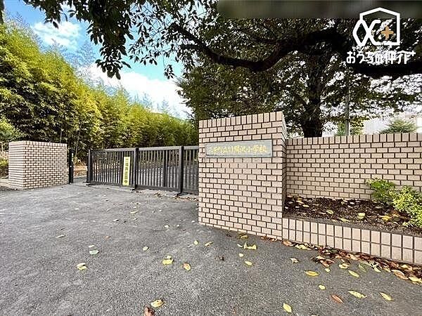 三芳町立竹間沢小学校 徒歩8分。 590m