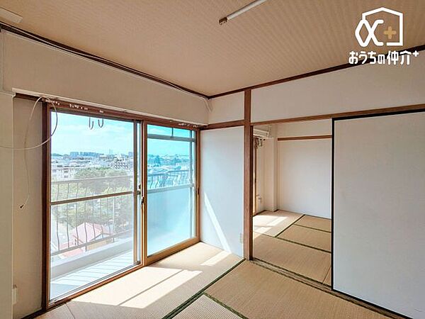 掃き出し窓からたっぷりと日差しが差し込む、明るいお部屋です。