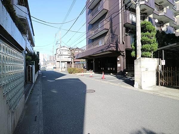 車通りの少ない前面道路の様子
